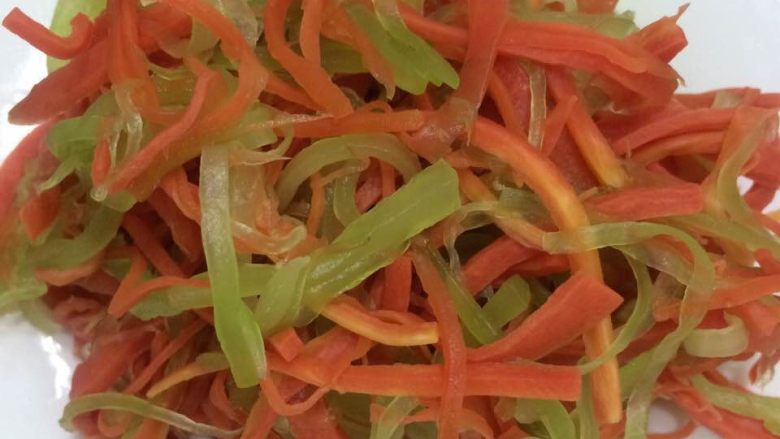 豆皮拌三丝,用力拧干。