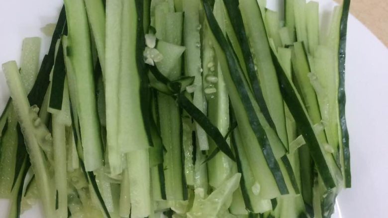 豆皮拌三丝,<a style='color:red;display:inline-block;' href='/shicai/ 54'>黄瓜</a>切丝。