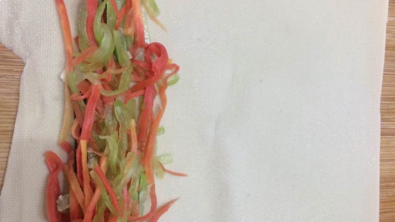 豆皮拌三丝,把莴笋丝：胡萝卜丝、黄瓜丝放在<a style='color:red;display:inline-block;' href='/shicai/ 4660'>豆皮</a>的边缘。