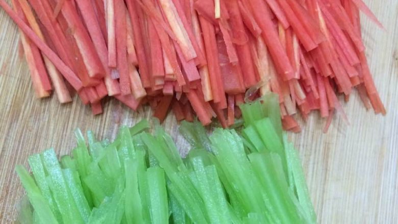 豆皮拌三丝,<a style='color:red;display:inline-block;' href='/shicai/ 124'>莴笋</a>、<a style='color:red;display:inline-block;' href='/shicai/ 25'>胡萝卜</a>切丝。