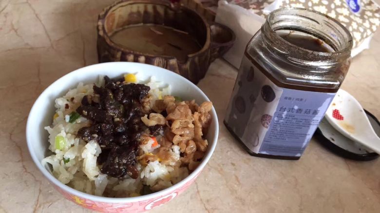 这就是大街上5-15元一份的炒饭?吃的是情怀也是简约,饭依旧是当年的味道,心境却大不同
没时间炒太多佐料的话,我就萝卜干、香菇酱,最好下俩儿花生米,足矣……
一粥一饭,当思来之不易;
一饮一啄,饱蘸苦辣酸甜。