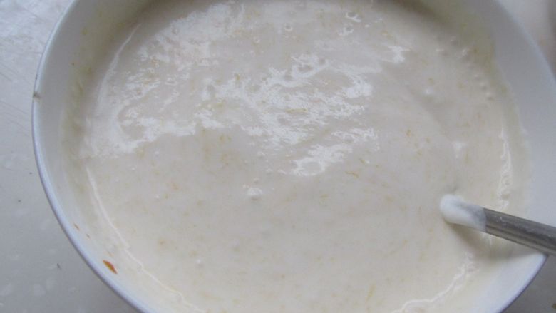 酒味慕斯蛋糕,淡奶油打成流动状态,加入沙棘汁拌匀。
