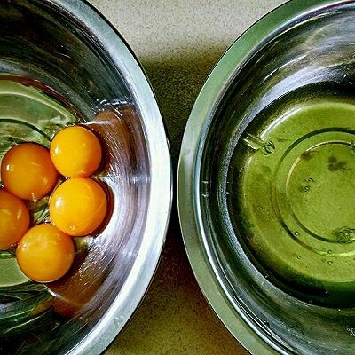 8寸菠菜戚风蛋糕,蛋黄和蛋白分离,蛋白打入干净无水无油的容器里。