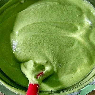 8寸菠菜戚风蛋糕,将拌好的面糊倒入剩余蛋白,从下往上翻拌或#字翻拌,不可圈拌以免消泡。