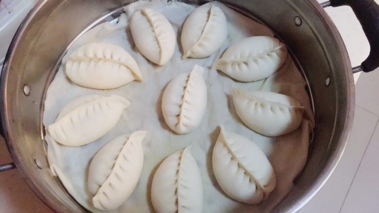 灌汤牛肉蒸饺,所有的都已经完成了,开始上锅蒸,上汽以后20分钟左右就可以了
