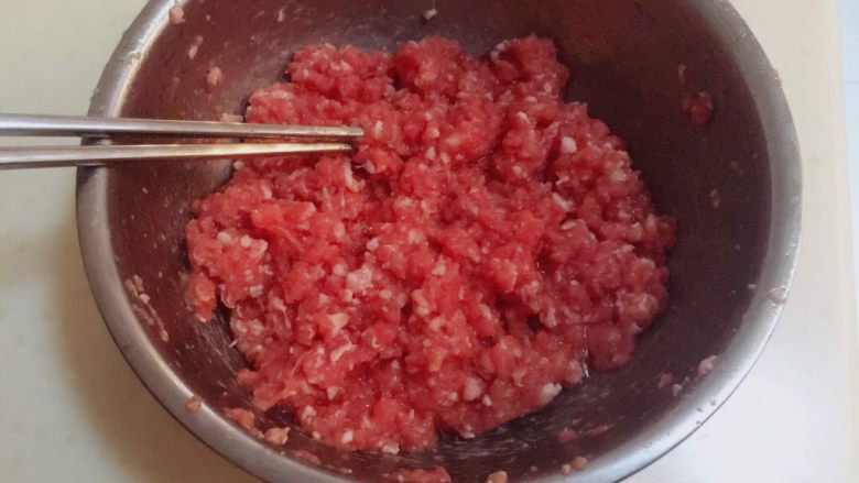 灌汤牛肉蒸饺,分多次加入水,搅拌均匀,每一步的搅拌都需要用点力度和时间,为的是给牛肉馅上劲,口感更好
