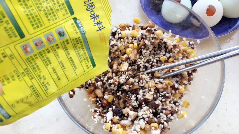 糯米蛋,倒入少量鸡精和生抽老抽,不要太多,因为五花肉已经腌制过了只要加入少量能中和一下总体咸淡口味就可以了