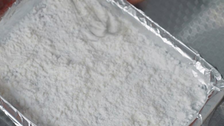 美式棉花糖,再找个小烤盘,我的这个尺寸是18*25厘米,高2厘米,在里面铺上铝箔纸,再混合1:1的糖粉和<a style='color:red;display:inline-block;' href='/shicai/ 512'>玉米淀粉</a>,撒在盘子里,等会棉花糖浆就倒在这里了。
