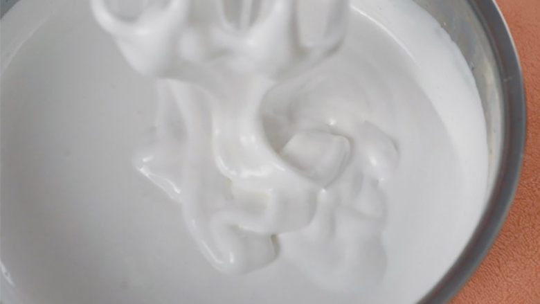 美式棉花糖,把糖浆打发,打到这样粘稠,体积变大而且摸上去温温的就可以了。