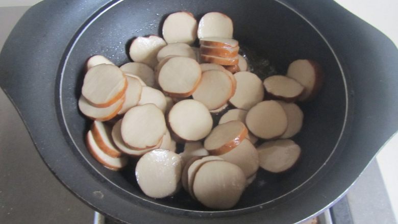 香菇烧素鸡,热锅凉油, 放入<a style='color:red;display:inline-block;' href='/shicai/ 471'>素鸡</a>进去翻炒;