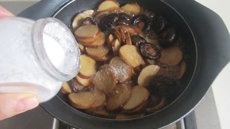 香菇烧素鸡,大火收汁,加入适量的盐调味, 盛入盘中, 表面撒上<a style='color:red;display:inline-block;' href='/shicai/ 157'>小葱</a>末。