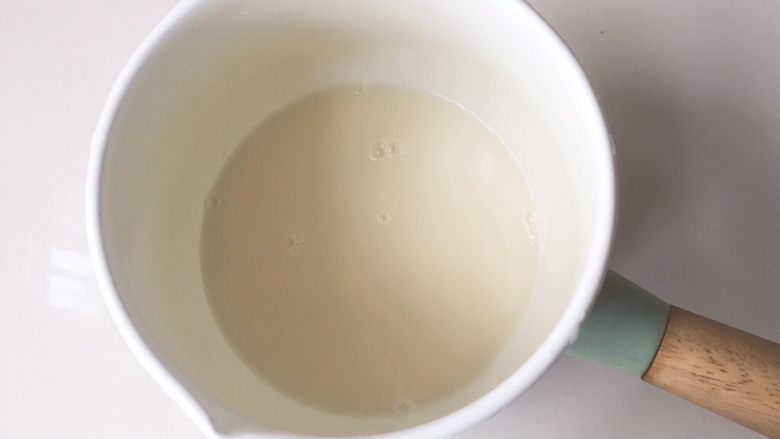 全麦吐司(汤种法),汤种:小奶锅里倒入高粉(汤种)和水(汤种)搅拌均匀