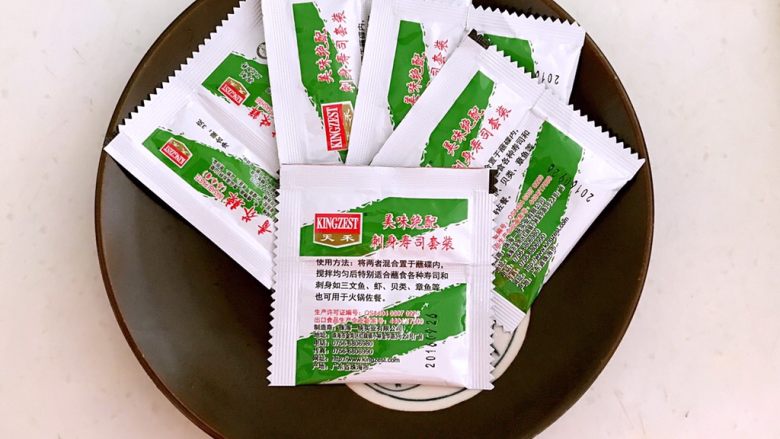 品尝海虾原始的味道 白灼海青虾,准备辅料:<a style='color:red;display:inline-block;' href='/shicai/ 135044'>海鲜酱油</a>和青芥辣组合