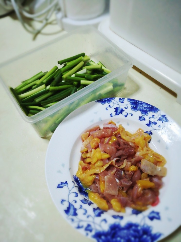 蒜苔炒鸡肉,<a style='color:red;display:inline-block;' href='/shicai/ 94'>鸡肉</a>切片，<a style='color:red;display:inline-block;' href='/shicai/ 146'>蒜苔</a>摘段，备用。