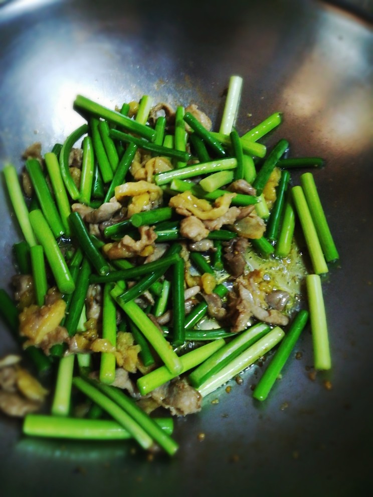 蒜苔炒鸡肉,加入蒜苔继续翻炒至熟，最后加盐、<a style='color:red;display:inline-block;' href='/shicai/ 756'>鸡精</a>调味即可。
