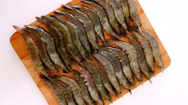 品尝海虾原始的味道 白灼海青虾,逐一挑出虾线,清洗干净