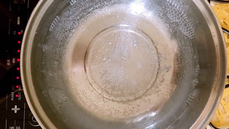 品尝海虾原始的味道 白灼海青虾,锅里加水烧开