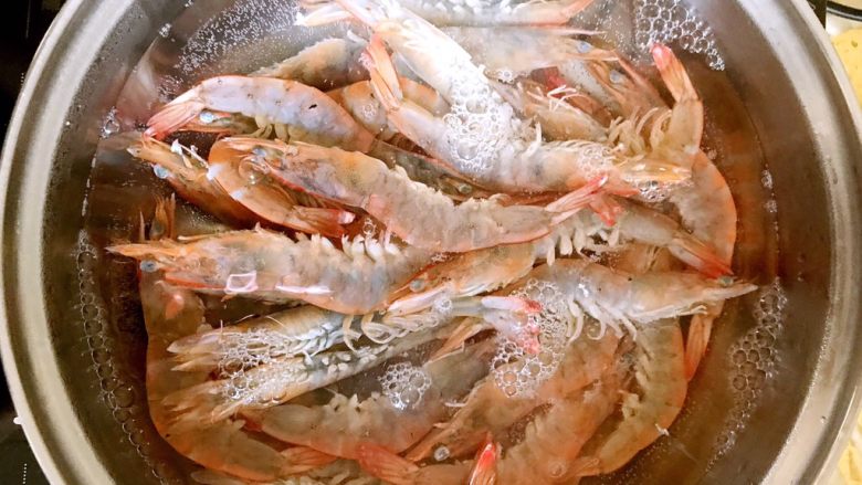 品尝海虾原始的味道 白灼海青虾,放入青虾