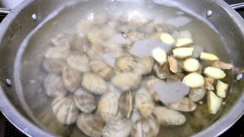 香辣开心花甲,下花甲焯至开口(两分钟就好,太长时间肉老了口感不好,如果有不开口的,据说已经米西了扔掉就好)