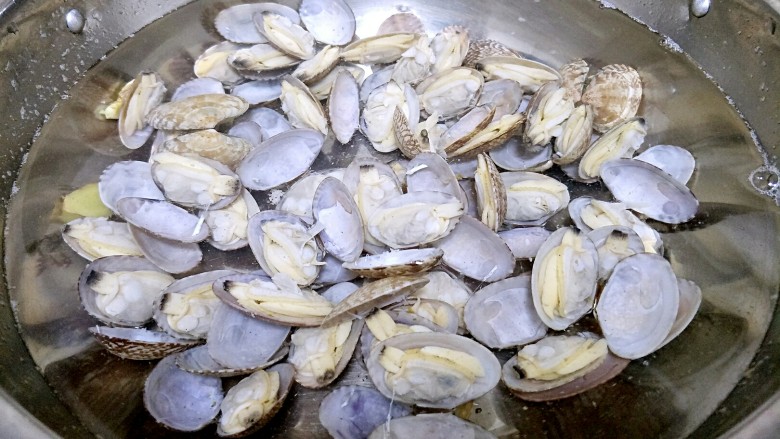 香辣开心花甲,一个不落全部开口换冷水(为什么呢?保持弹性)