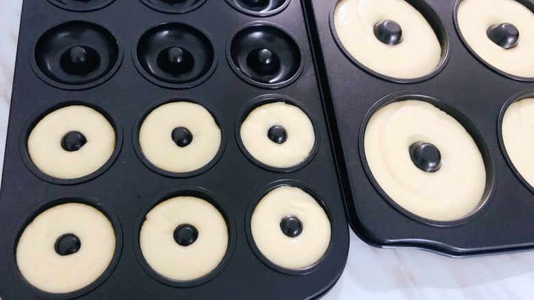 甜甜圈-芒果(柠檬)磅蛋糕,面糊直接装入模具就可以,7-8分满,面糊不会粘模具