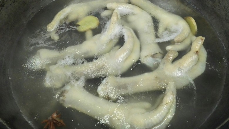 酸辣鸡爪,把浮沫撇去再煮一会,煮到筷子能插的动鸡爪即可关火