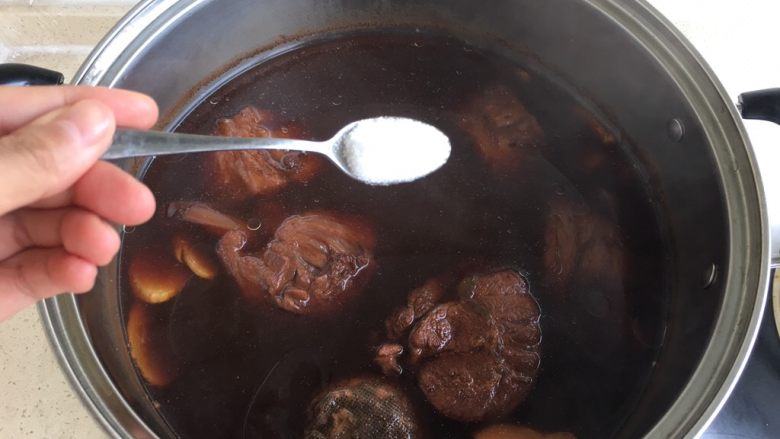 私房酱牛肉,我是一个小时后打开锅盖放了两勺盐,用筷子插了一下牛肉,能穿过并且略有一点点阻力即可。
