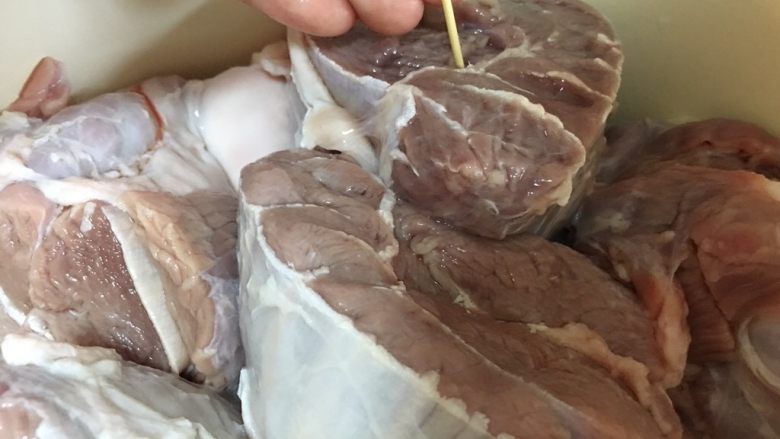 私房酱牛肉,泡好的牛肉用牙签在身上扎N个眼,就好像容嬷嬷扎紫薇一样。
