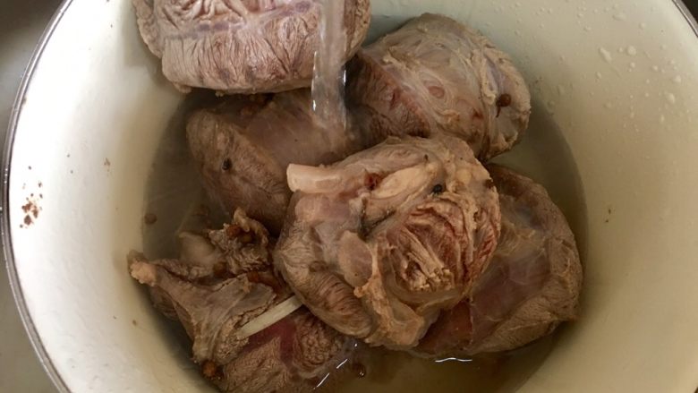 私房酱牛肉,取出牛肉,用流动水冲洗浮沫 并且把花椒都摘干净