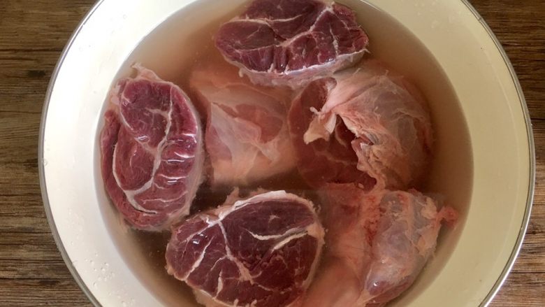 私房酱牛肉,泡出血水,半小时换一次水。换6次。如果是普通牛肉,一小时换一次水,换6次。