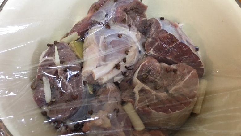 私房酱牛肉,盖上保鲜膜,冰箱冷藏腌制12小时