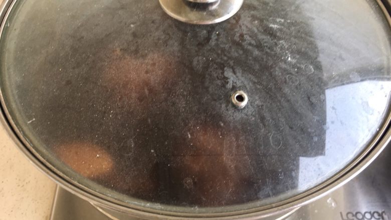 私房酱牛肉,关火后,再次盖上盖子。自然放凉,然后冰箱冷藏12-24小时,酱汁回味儿。此步骤不可省略。