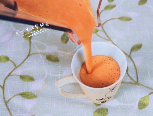 胡萝卜木瓜牛奶羹,与牛奶混合,打成浆。