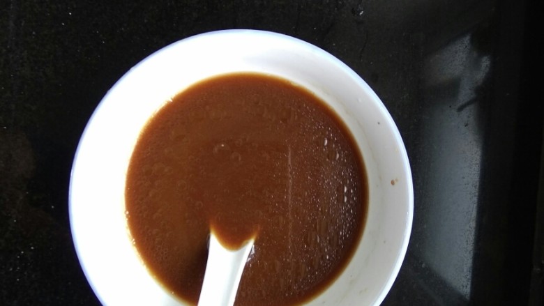 地三鲜,拿一小碗，准备芡汁。两勺<a style='color:red;display:inline-block;' href='/shicai/ 788'>生抽</a>，一勺<a style='color:red;display:inline-block;' href='/shicai/ 762'>老抽</a>，一勺醋，一勺<a style='color:red;display:inline-block;' href='/shicai/ 718'>料酒</a>，一勺<a style='color:red;display:inline-block;' href='/shicai/ 10588'>糖</a>，一点点盐，一勺淀粉，四五勺清水混合，滴几滴香油