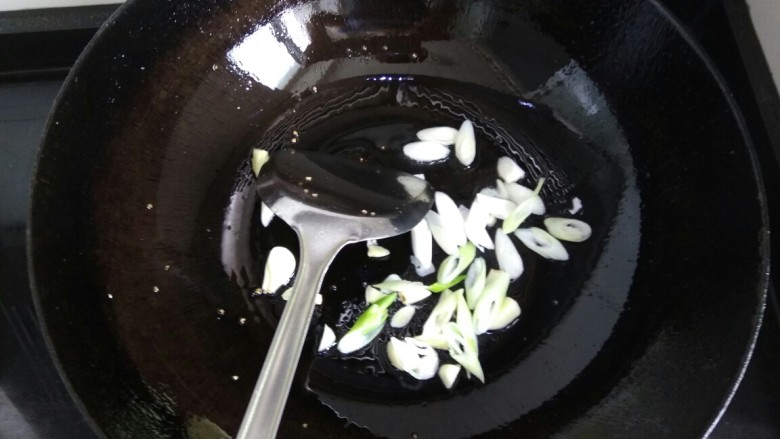 地三鲜,把锅里油全部倒出,不留底油,因为茄子土豆本身含油,锅上残留的油就足够了。爆香葱蒜。