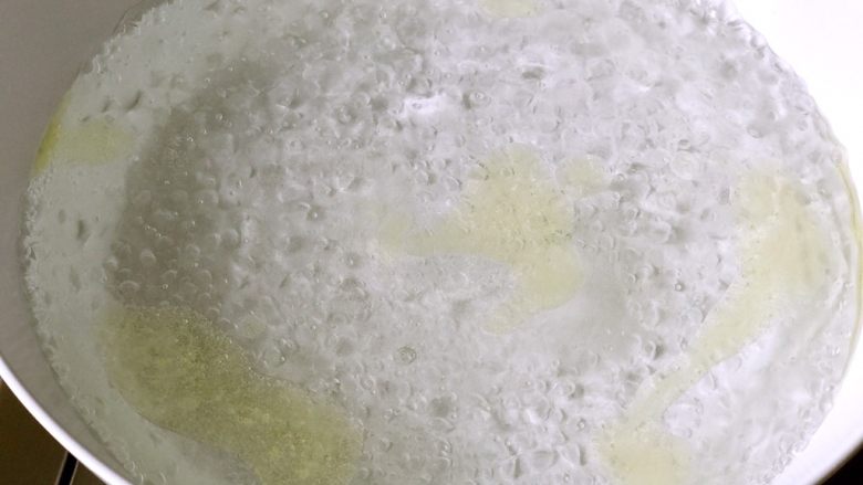松籽青醬意面,青醬做好了該煮面了,在水里加一些油和鹽這樣煮出來的意面會很筋道。