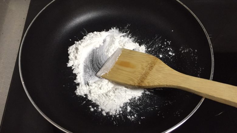 红豆沙冰皮月饼,另20克糯米粉,平底锅不放油小火炒熟,微微发黄出香味即可,炒熟备用