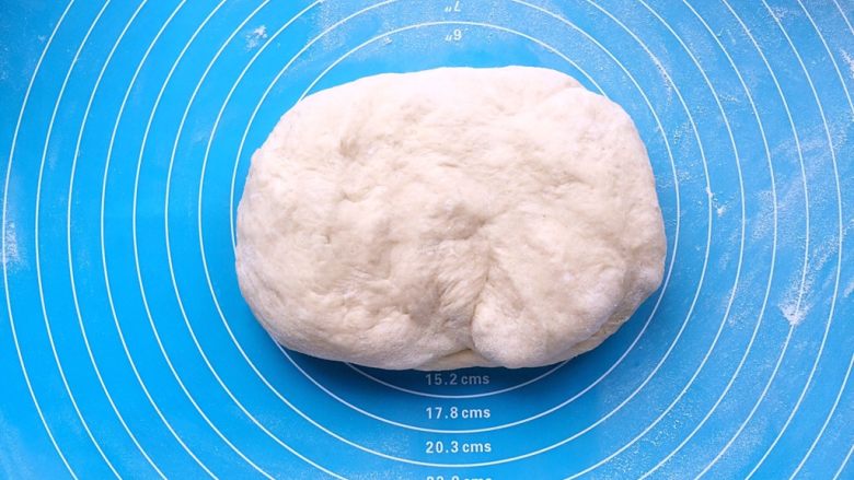 酸奶吐司(一次发酵法),松弛好的面团拿到案板上,进行按压排气