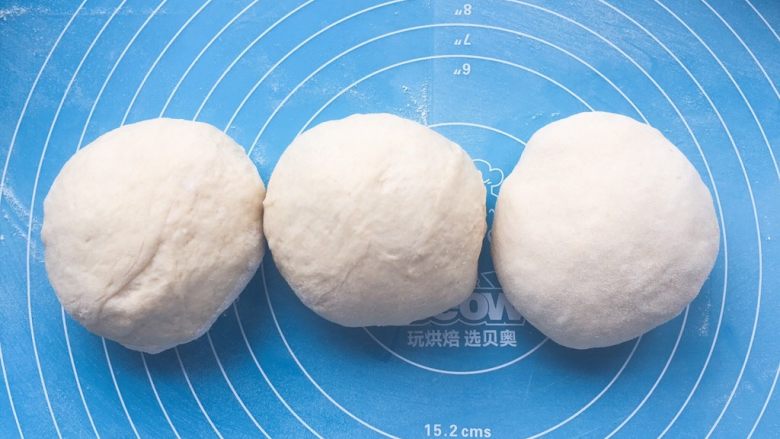 全麦吐司(汤种法),平均分为160g/个,共三份,滚圆,盖上保鲜膜松弛10min