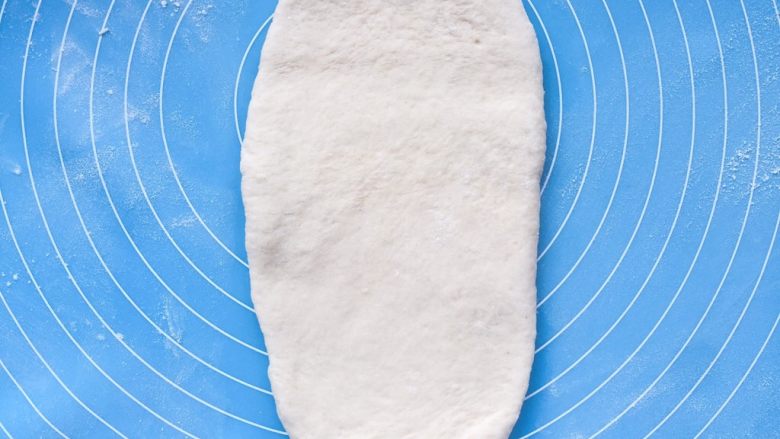 全麦吐司(汤种法),取一面团,按扁擀开成长舌状