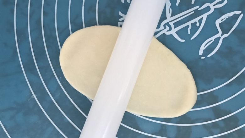 蛋黄酥,然后按扁,用擀面杖将油酥面擀成椭圆形,由上往下卷起