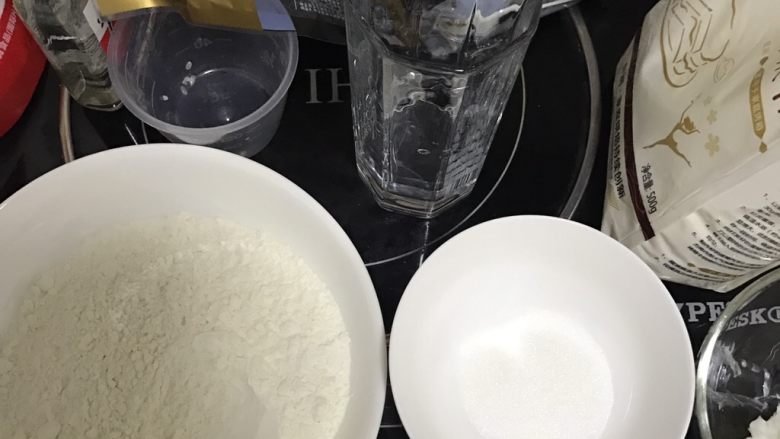 蛋黄酥,接着制作油心材料,把油心材料到入碗中,搅拌均匀成团,用保鲜膜包裹着放一旁松弛30分钟备用