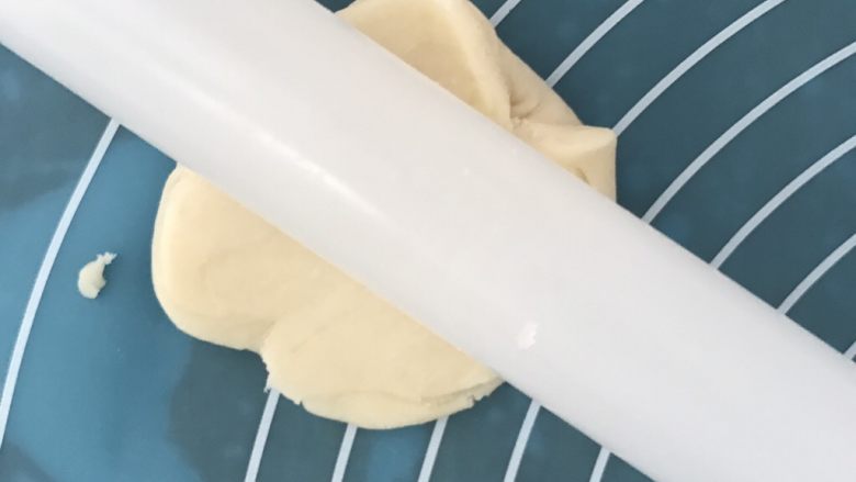 蛋黄酥,用擀面杖擀成圆形