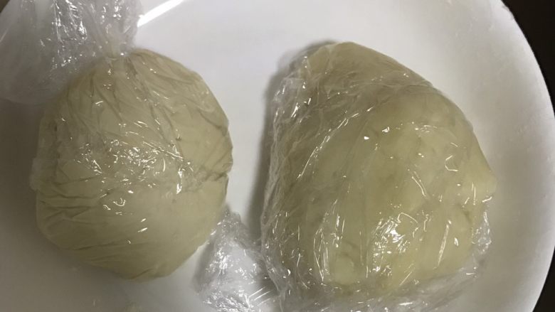 蛋黄酥,拌成团后用保鲜膜包裹着放一边松弛30分钟备用