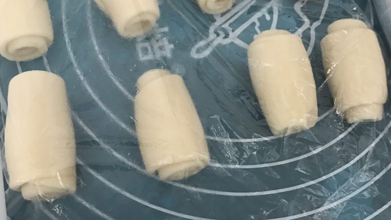 蛋黄酥,松弛好,再同样方法继续一次,卷好,盖上保鲜膜松弛十分钟