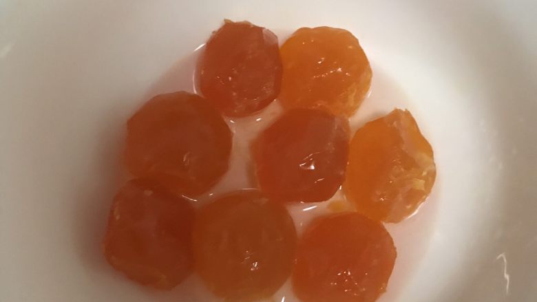 蛋黄酥,松弛油皮油心期间,将蛋黄用白酒泡几分钟,放烤箱,150度上下火烤5分钟