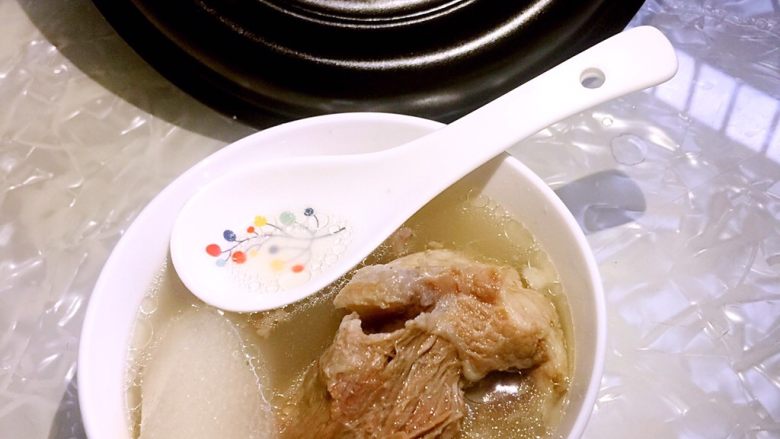 坤博砂锅之棒棒骨山药汤,加盐调味,盖上盖子焖5-10分钟即可食用