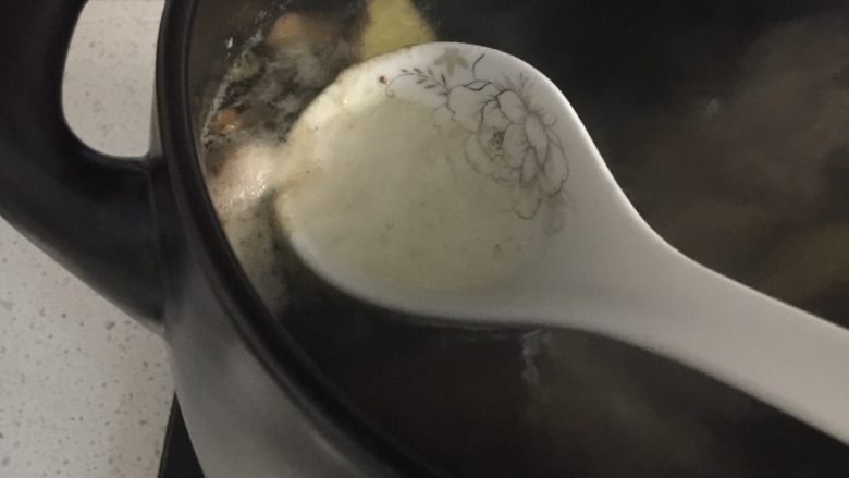 坤博砂锅之棒棒骨山药汤,中火烧开舀出浮沉,转小火炖一个小时