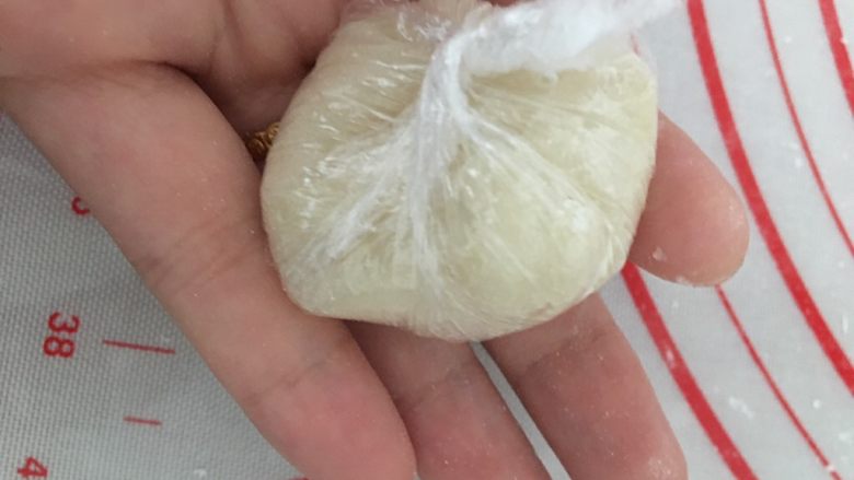冰淇淋糯米滋,撕大小差不多的保鲜膜,用保鲜膜包裹好......