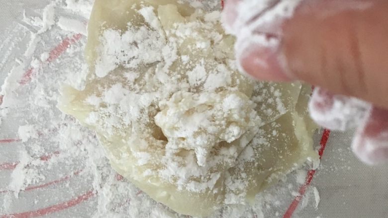 冰淇淋糯米滋,晾凉后,倒出放在面板上,撒些炒熟的糯米粉........防粘